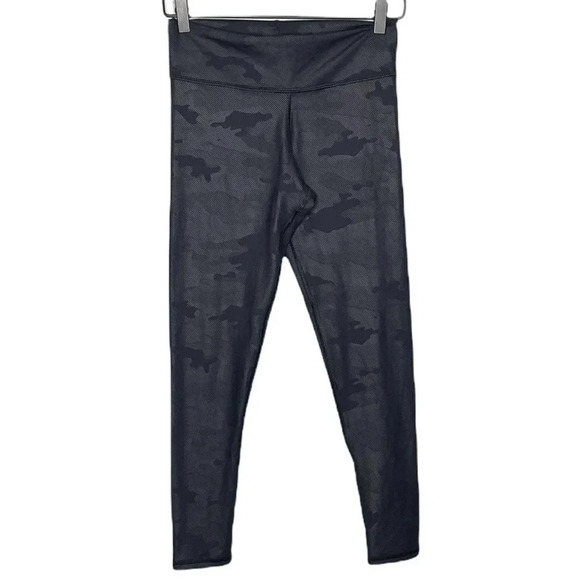 Vie Active Rockell 7/8 Leggings in Black Camo Brushed Size Small - Picture 2 of 6